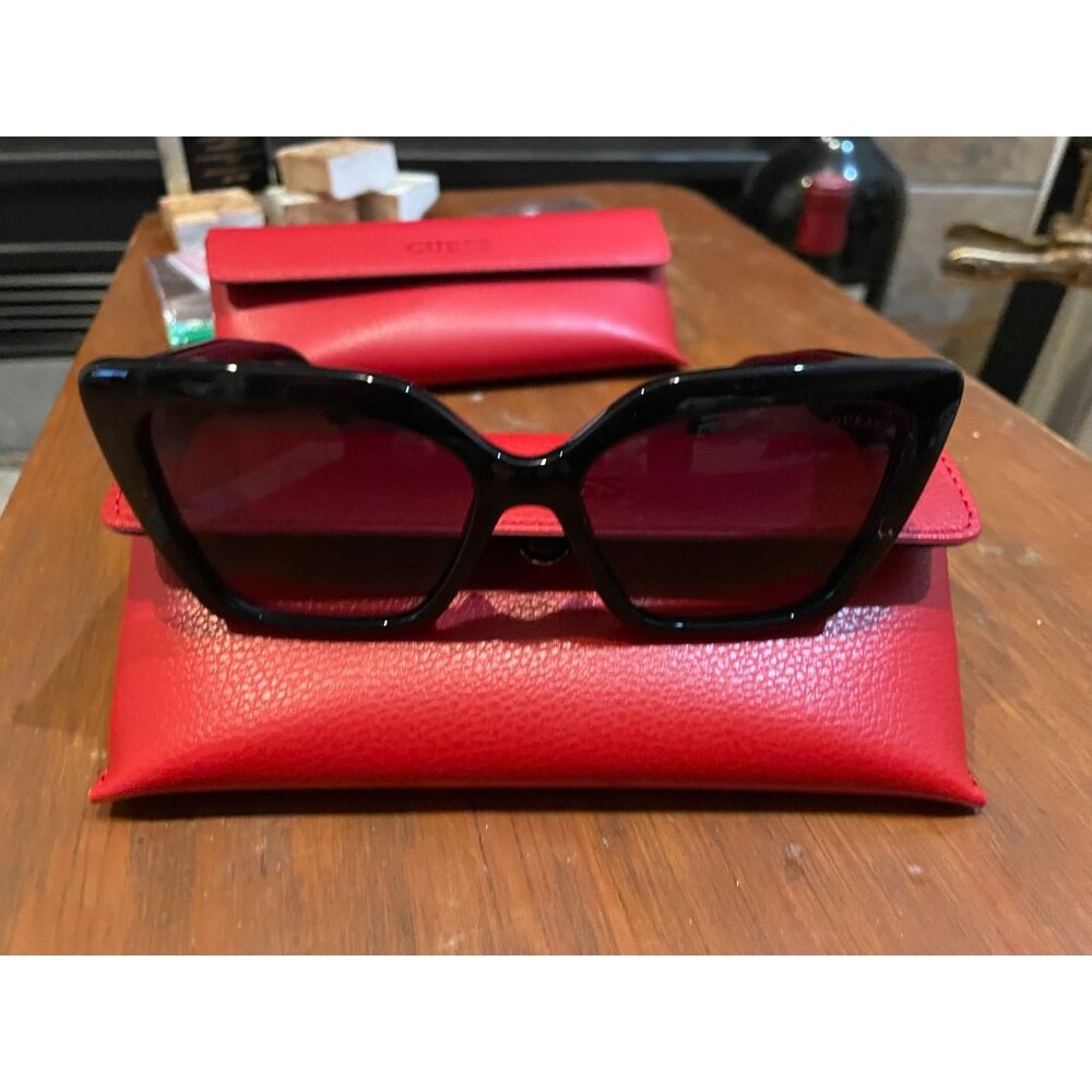 B209 - NWOT Guess GU00162 cat-eye sunglasses in shiny black with a red case